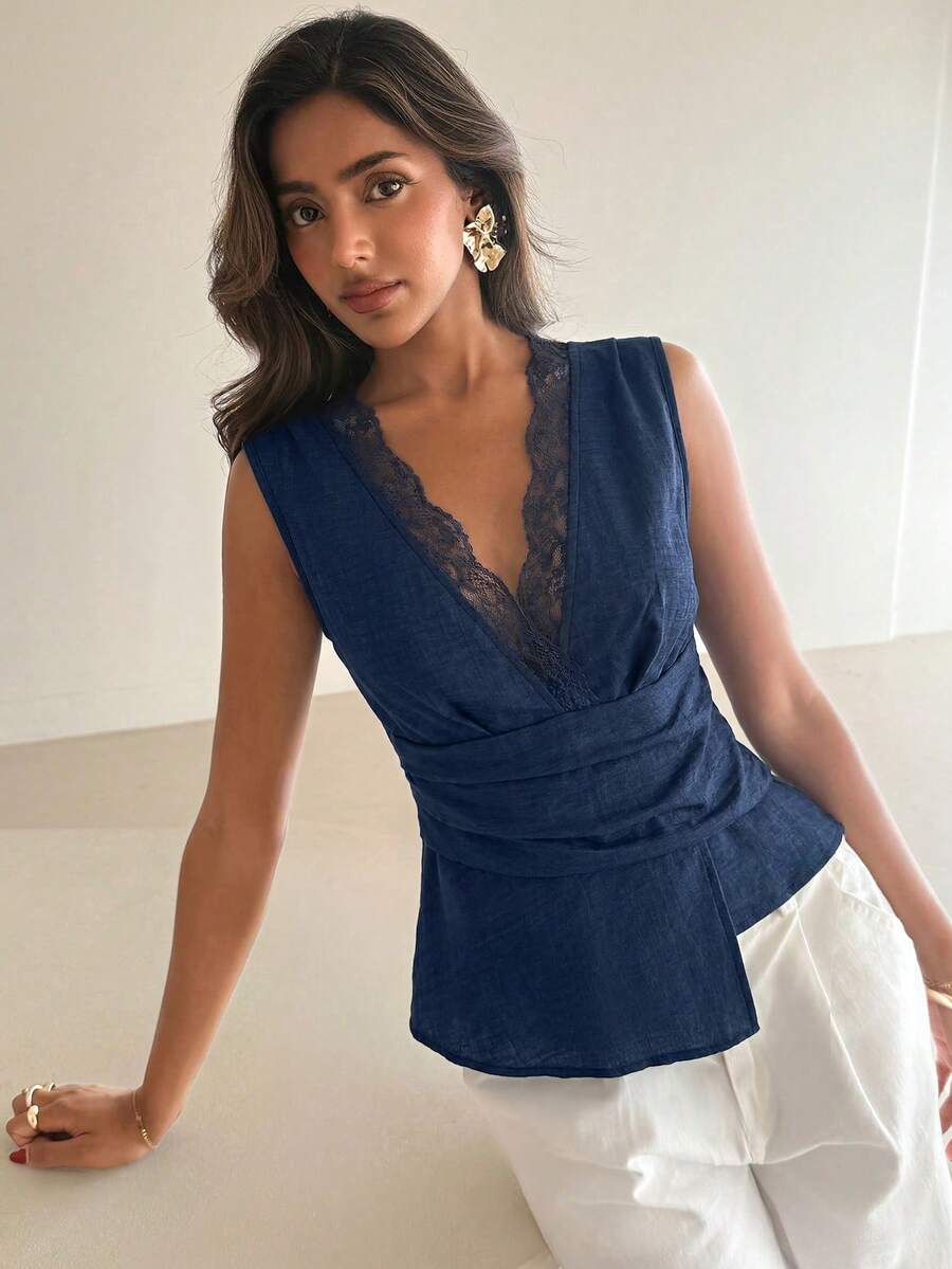 Nueva blusa minimalista de moda con cuello en V asimétrico
