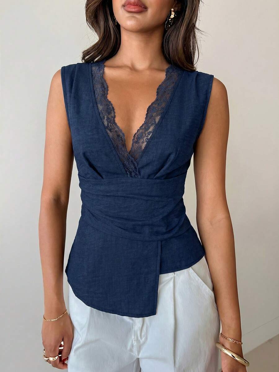 Nueva blusa minimalista de moda con cuello en V asimétrico