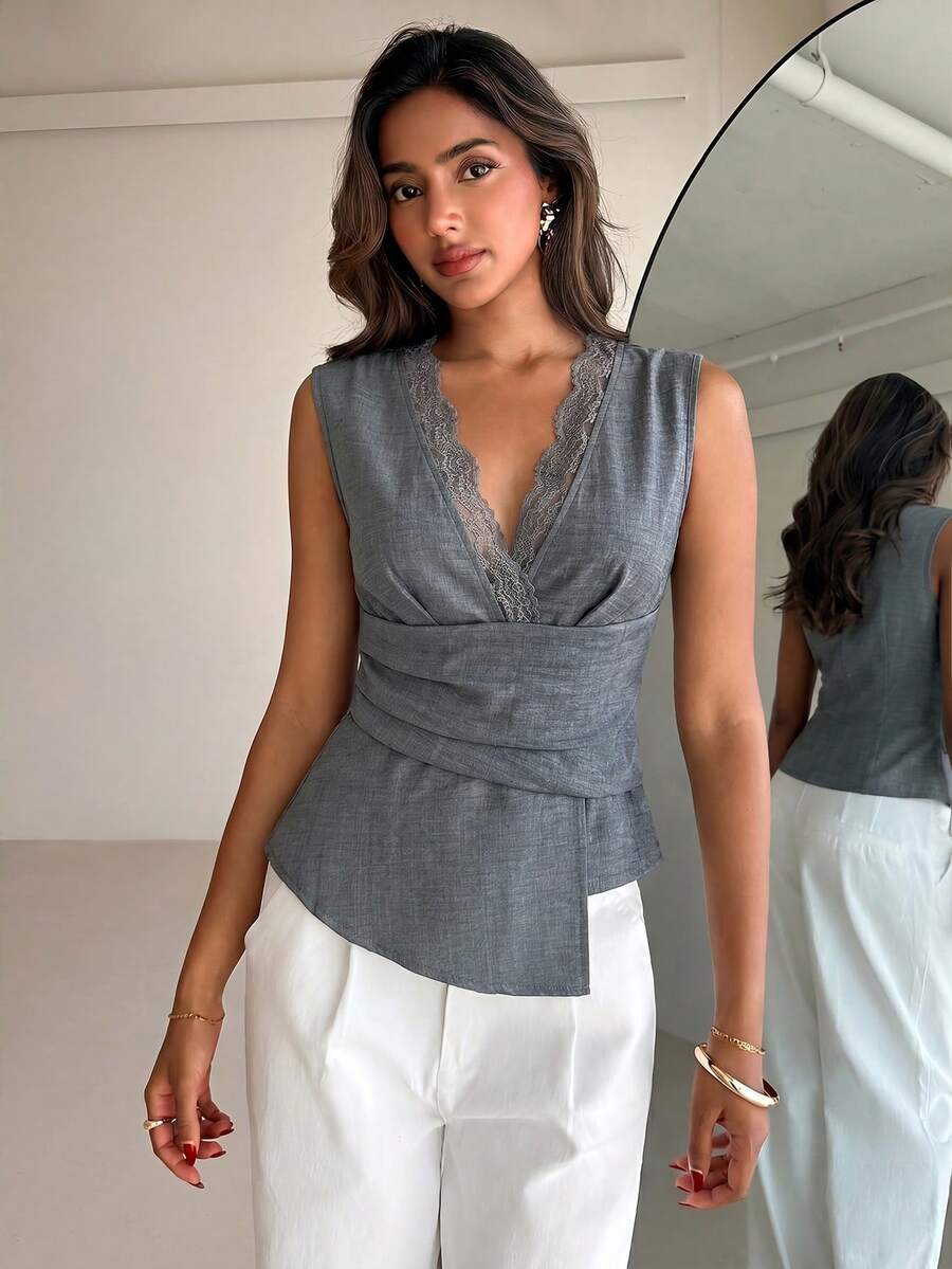 Nueva blusa minimalista de moda con cuello en V asimétrico