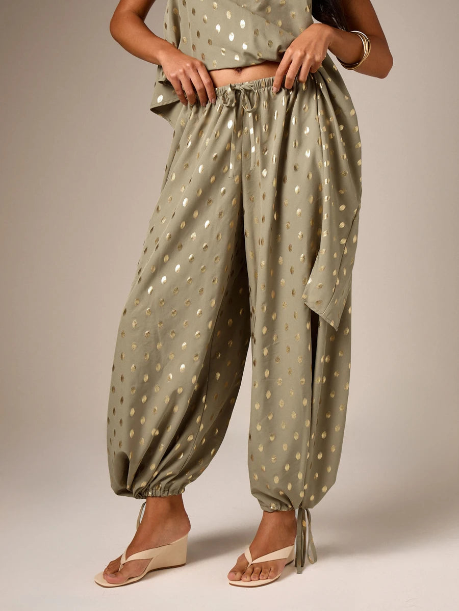 Conjunto de dos piezas con top de cuello  y pantalón  globo con lunares dorados
