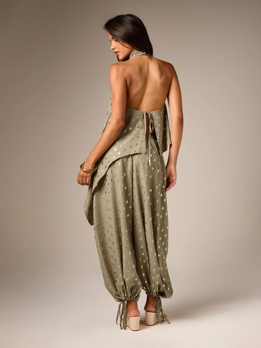 Conjunto de dos piezas con top de cuello  y pantalón  globo con lunares dorados