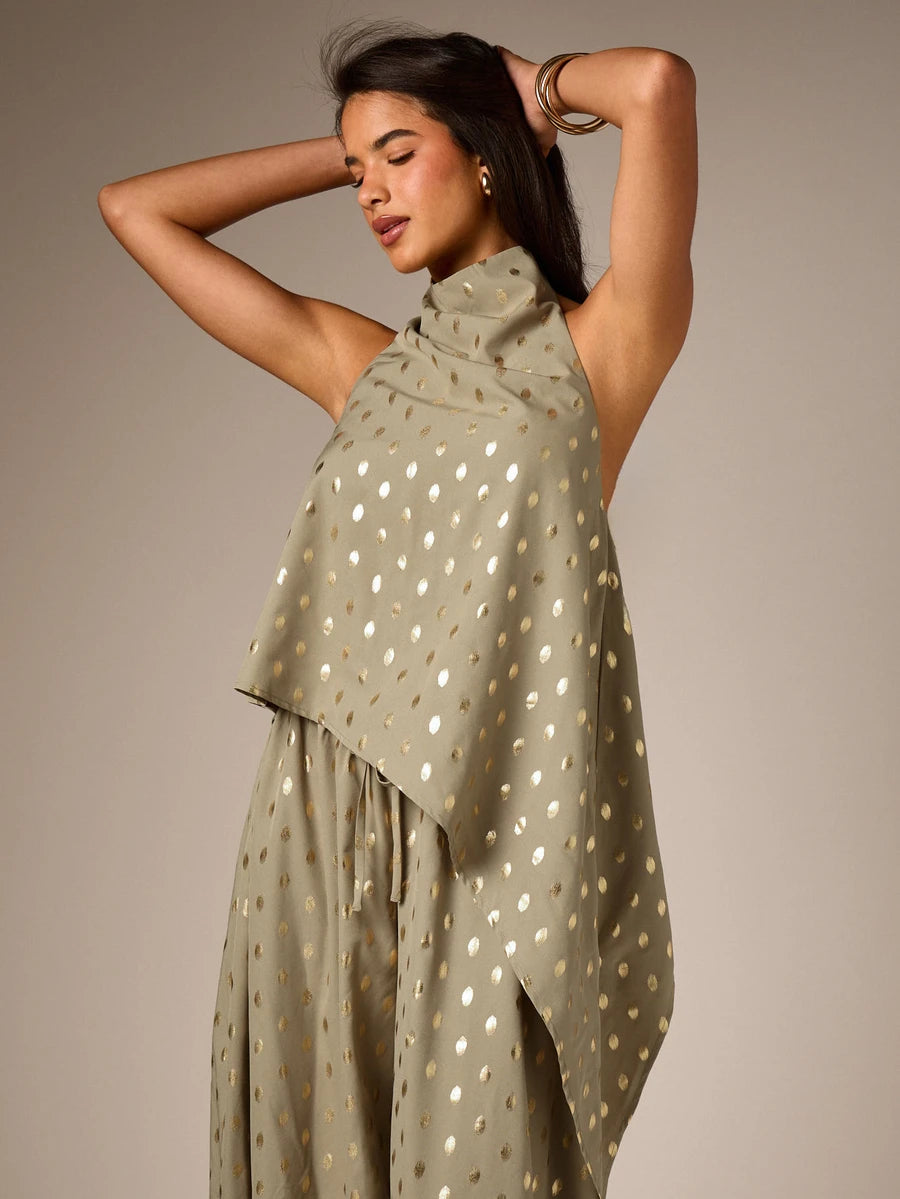 Conjunto de dos piezas con top de cuello  y pantalón  globo con lunares dorados