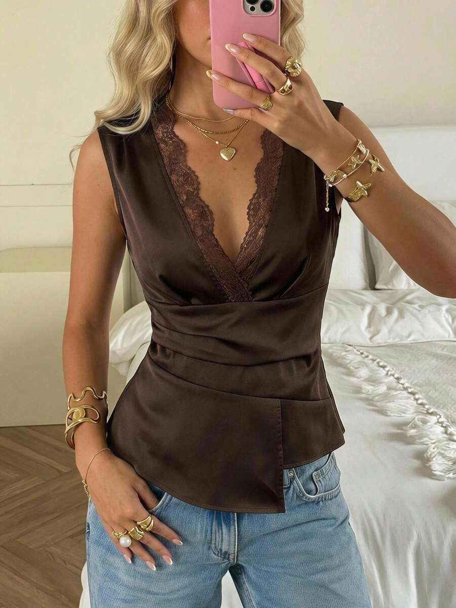 Nueva blusa minimalista de moda con cuello en V asimétrico