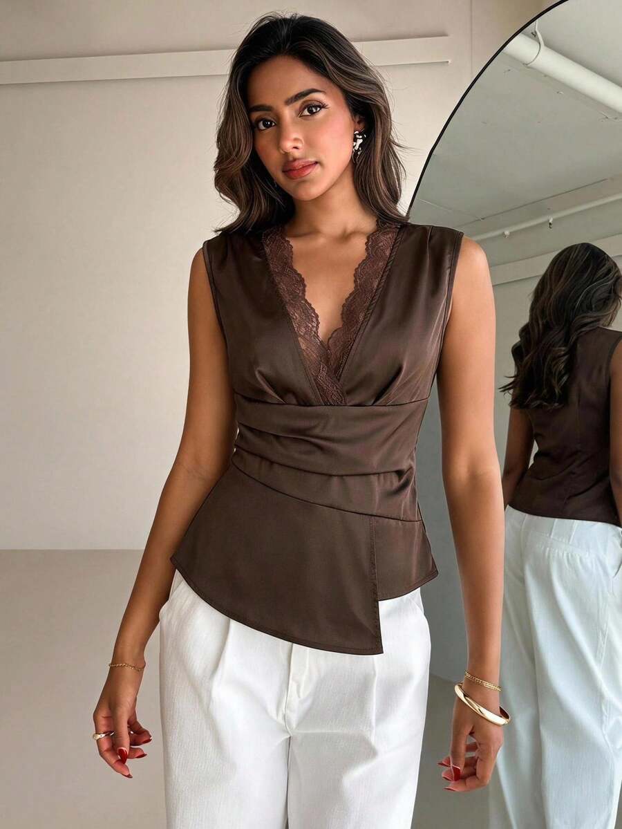 Nueva blusa minimalista de moda con cuello en V asimétrico