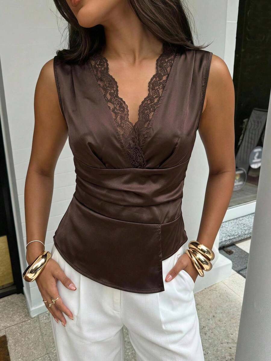 Nueva blusa minimalista de moda con cuello en V asimétrico