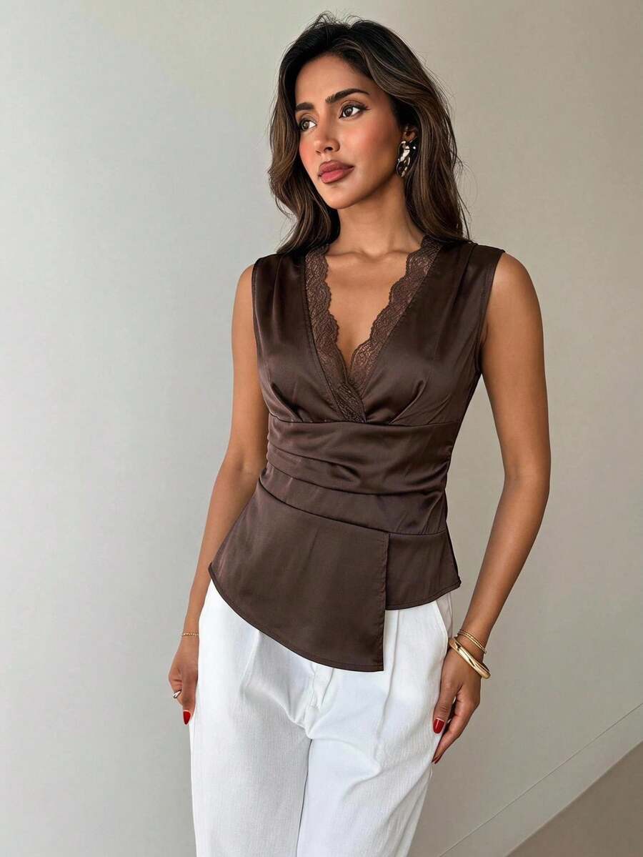Nueva blusa minimalista de moda con cuello en V asimétrico