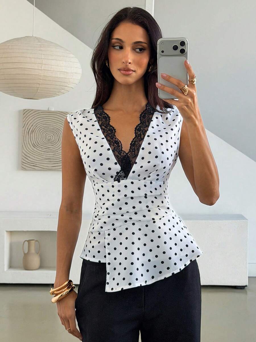 Nueva blusa minimalista de moda con cuello en V asimétrico