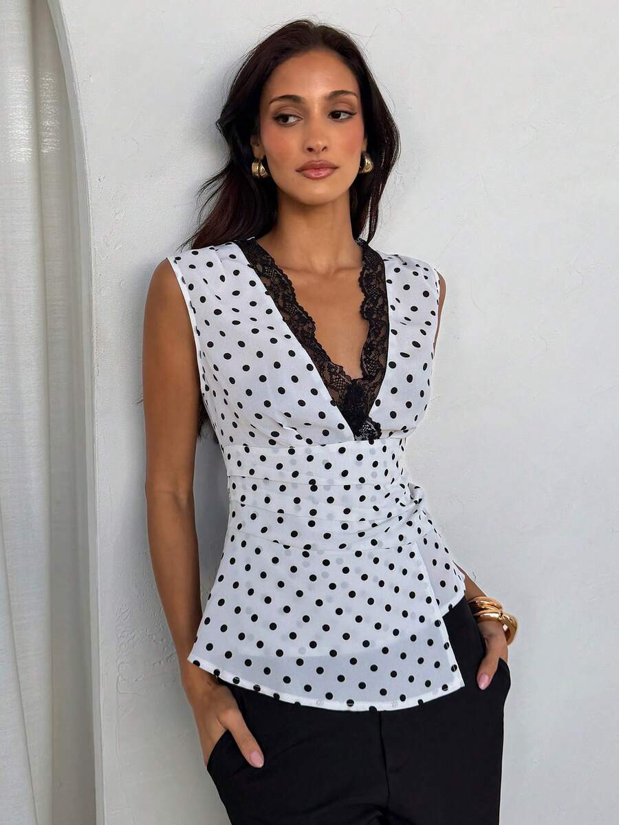 Nueva blusa minimalista de moda con cuello en V asimétrico