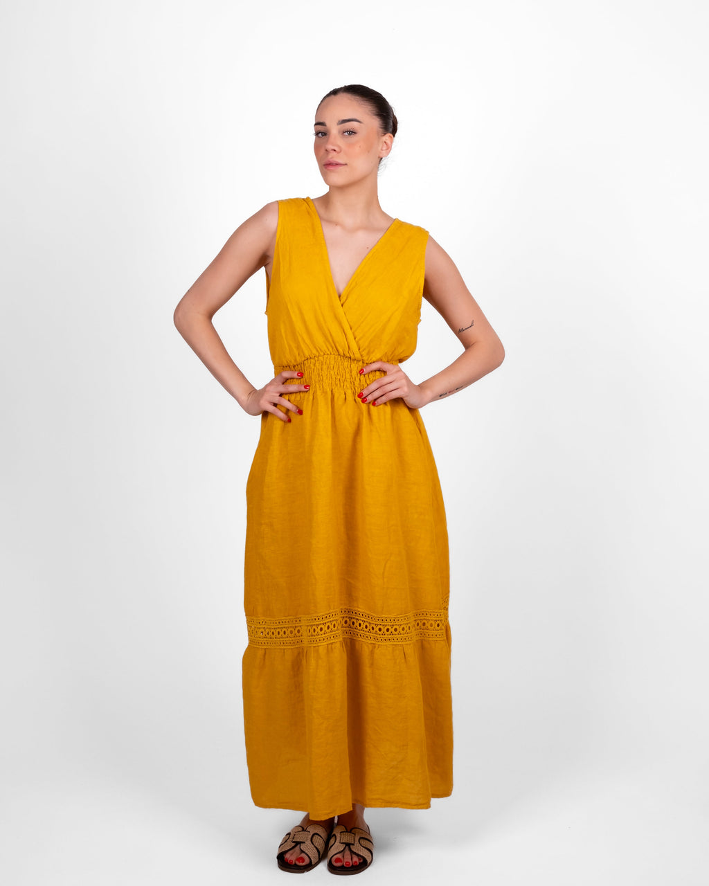 Vestido con inserciones de encaje amarillo