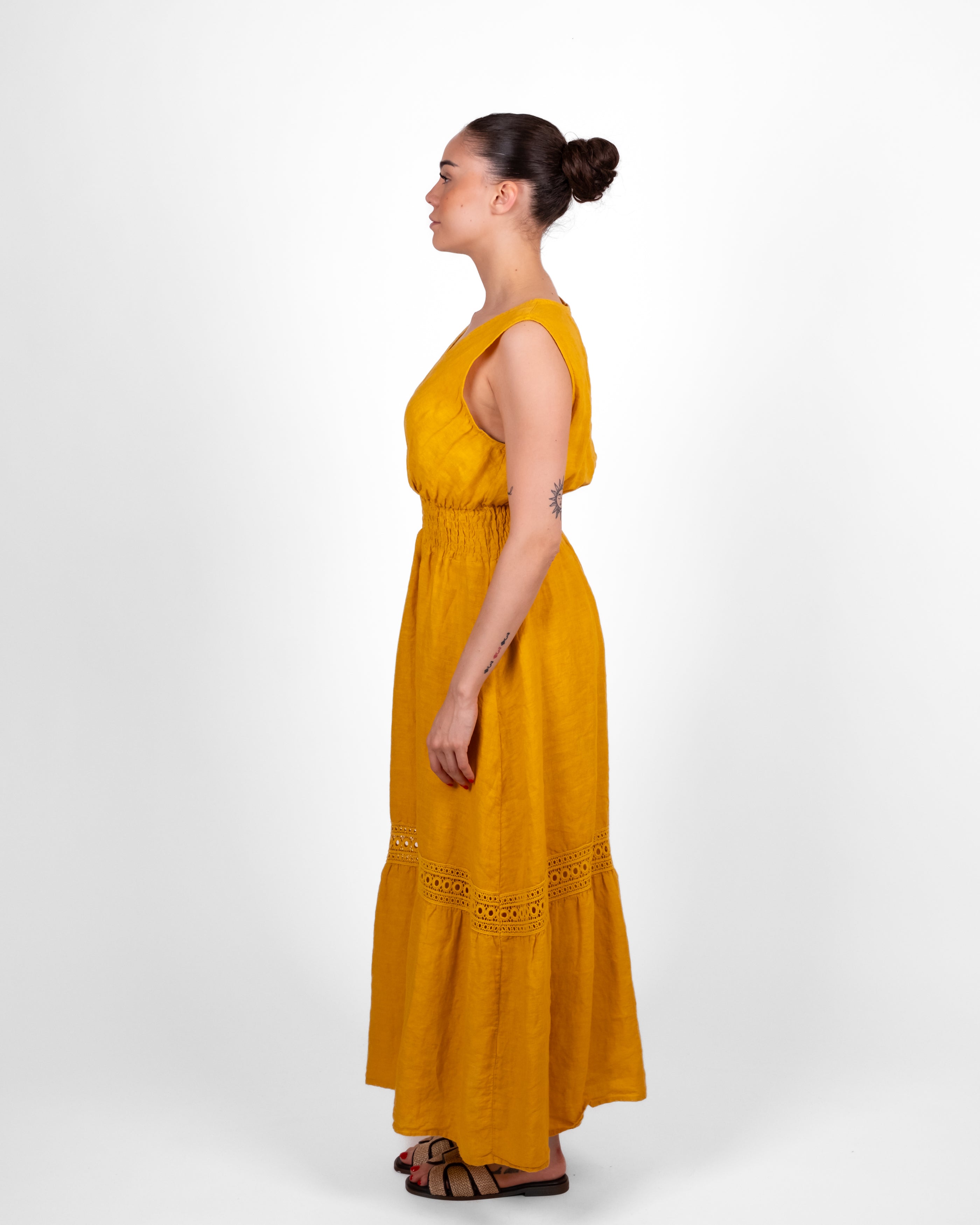 Vestido con inserciones de encaje amarillo