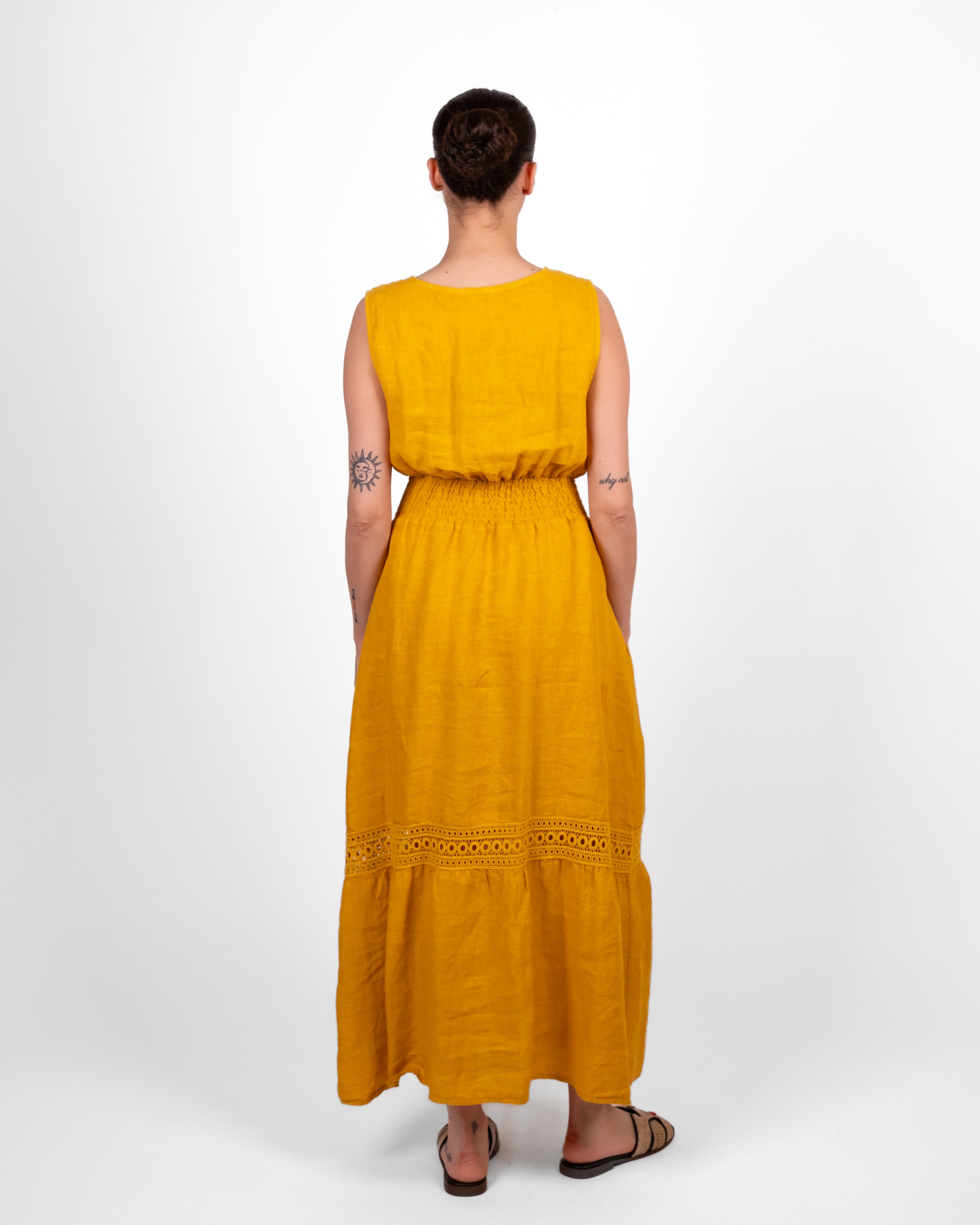 Vestido con inserciones de encaje amarillo