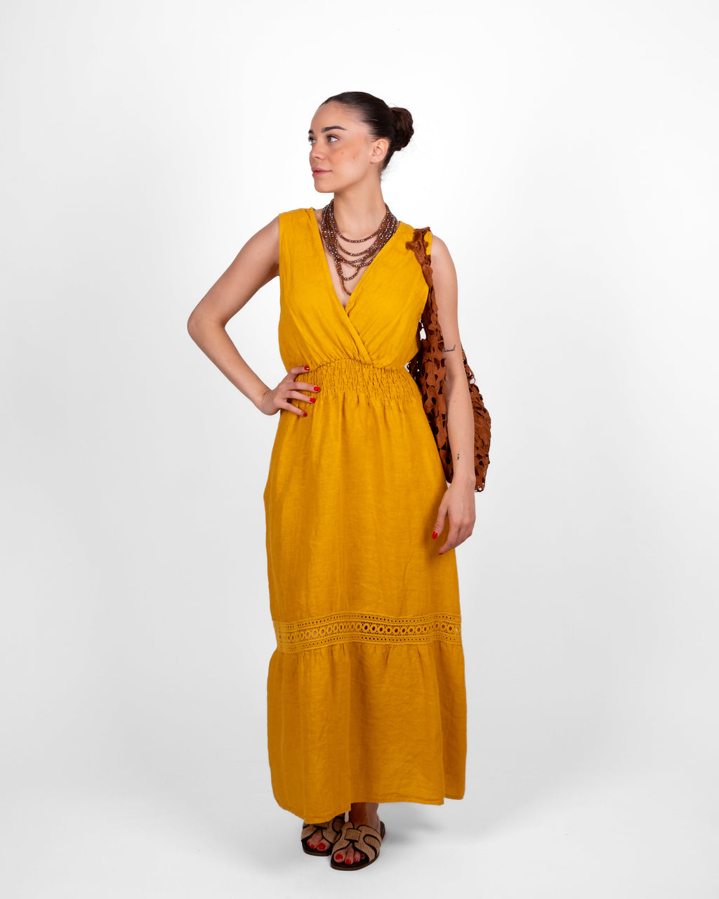 Vestido con inserciones de encaje amarillo