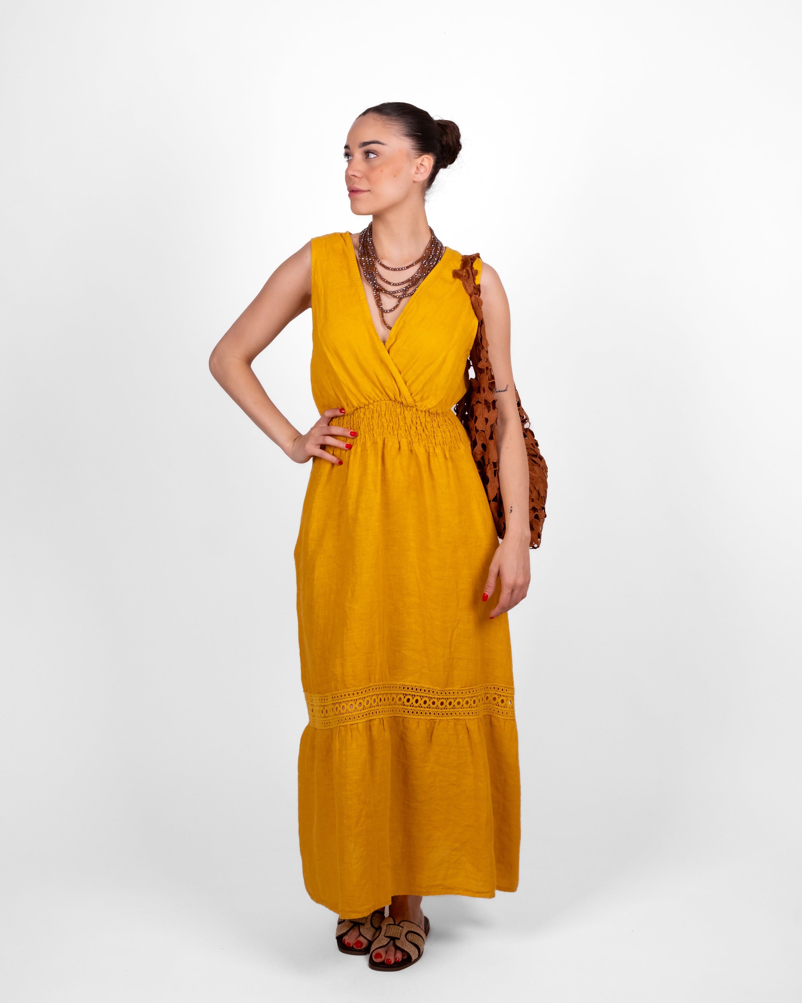 Vestido con inserciones de encaje amarillo